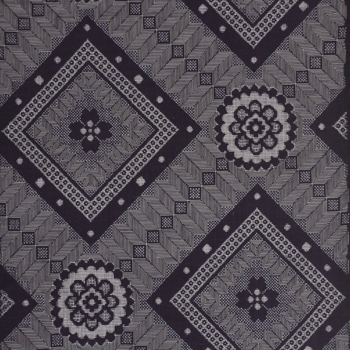 本場大島紬の龍郷柄、しかも正藍の品を特価でお安くご提案いたします