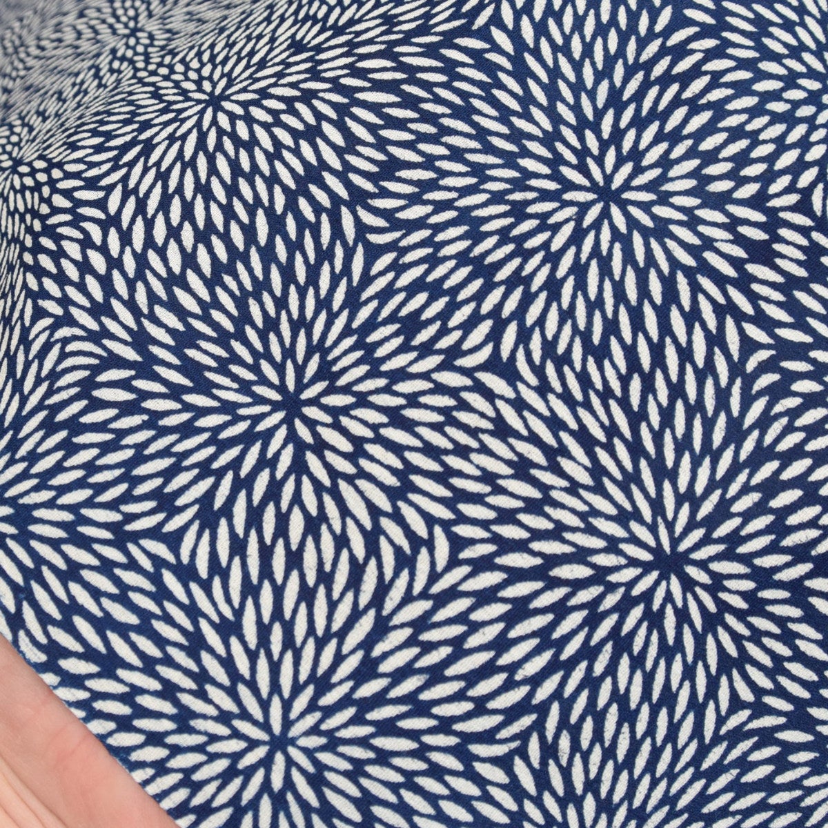 竺仙 反物 (綿縮緬 菊模様 藍染 未使用) 竺仙 反物 (綿縮緬 菊